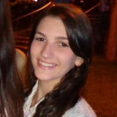 21 anos, Capricorniana, Estudante de Medicina Veterinária, Filha de Jó, Chocólatra, Aprecia uma boa leitura, Deixa tudo pra última hora, Orgulhosa e Desligada.