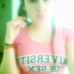 Ella es un camuflaje Usa su disfraz Pa' esconder lo que en verdad No conocen de ella.. No le importa na' Obtiene lo que quiere Siendo la más bella :$ ' !! *-*