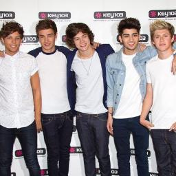 O motivo do meu sorriso é saber q vocês 1D existem pois eu os amos mt sem menos vocês me conhecerem!!!! NÓS DIRECTIONERS AMAMOS VOCÊS!! 3