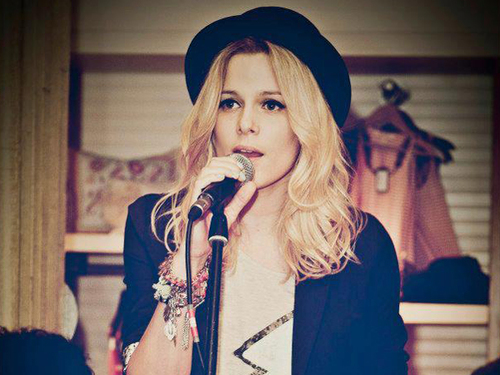 Actriz y cantante Jenny Williams & Neon Folk