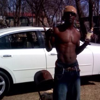 A REAL ASS NIGGA, TATTED UP DRANKN DAT GIN AND SMOKN KUSH DAT LOUD LOUD AND ITS LOYALTY BEFO ROYALTY