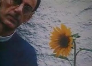 Moro no segundo andar, mas nunca encontrei você na escada.