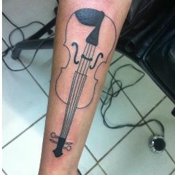 Solteira, apaixonada pela Familia Lima, amo música, violino, piano, violão e guitarra.