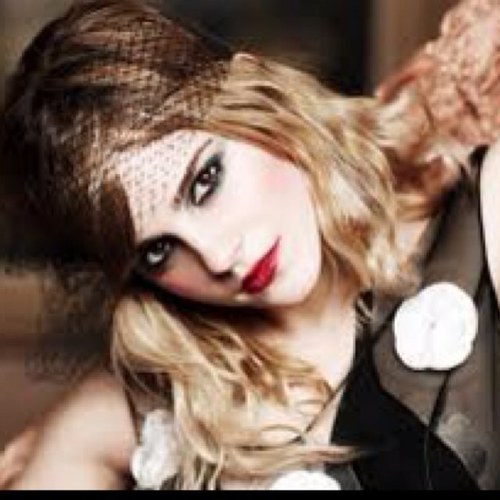 My name is Fara. I'm a 18 year old vampire. {Single-RP} I don't think anyone could ever love me. My mother is Victoria and my sister is @SashaCullen_01.