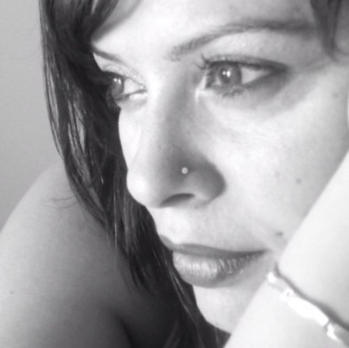 Hurmus_'s profile picture. Her sabah acemi başlarım, yeniden acıya ve Aşk'a, Hayat'a ve şiire her sabah yeni baştan, acemi. Daha bu dünyada söylenecek şarkım çok...(FIKRET DEMIRAG)