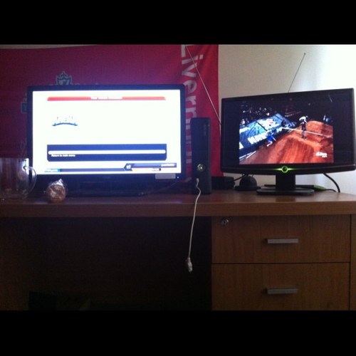 I Play .. Yes i do follow back so follow me! :) http://t.co/zQ7HnILK