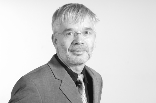Swiss by nationality, european by conviction, freelance journalist in the Zurich area, Switzerland. Author of the book „Plädoyer für die EU“, Basel, 2022.