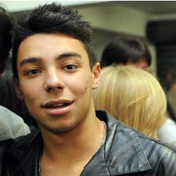Um pequeno filosofo que busca entender as coisas da vida e Deus,extrovertido,chato,e sempre alegre !!! http://t.co/CdJmzSmsFj
