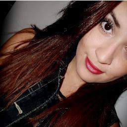Não sou tão simpática quanto pareço, viciada em música, amo ler, comer, viajar, família, quase uma téc.em Enfermagem e futura estudante de Enfermagem, eu acho.