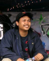 kuli suara , yg ngurusin k-studio (studio musik & penyewaan tata suara)