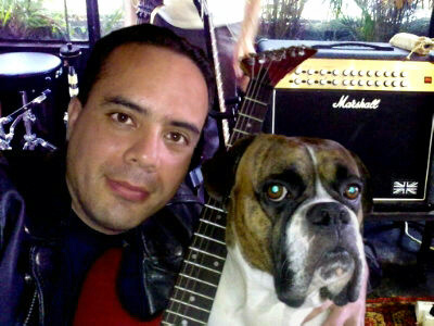 Guitarra & Vocalista, Compositor, Post-Productor. Voz original de Blippi en Español. Siempre con Rocco mi hermano canino.
