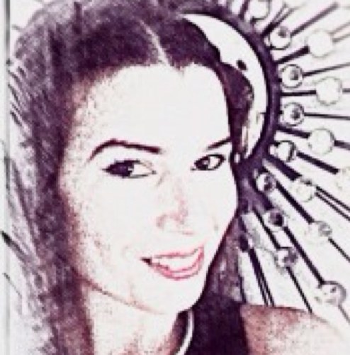 Jornalista, na maior parte do tempo. Sonhadora, no tempo que me permite agarrar. Tudo o que a imaginação deixar. Journalist most of the time. Always a dreamer.
