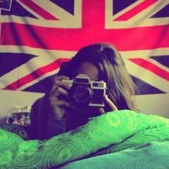 Cuando te duele mirar hacia atrás y te da miedo mirar adelante, mira hacia la izquierda o la derecha y allí estaré, a tu lado..♥