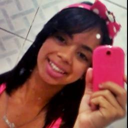 Acha que eu sou o que, escolhe outro role Sigo firme e forte, nada pode me deter Blindada, abençoada, protegida & amparada Guiada, *