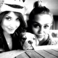 Diley no pé,diley na mão na bunda da demi que é um tesão. Diley na testa,diley no chão diley nos peito da mileyzão.