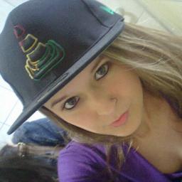 Tenho 16 anos, olhos verdes,sou gaúcha,ciumenta, bipolar  :): , Danço Free Step
não vivo sem música, festa e meus amigos :Quer saber mais??
 Fallow-me
