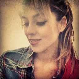 A distância faz ao amor aquilo que o vento faz ao fogo: apaga o pequeno, inflama o grande. @sophiaabrahao 
Since:08/09/11