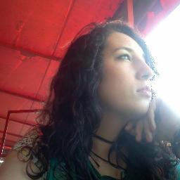 Loca por naturaleza. Con gran fé en quien muy pocos creen. De grandes espectativas y siempre lejos de la realidad.