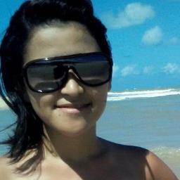 18 anos, leonina , namorando , tímida , dramatica , irritante , louca , ironica , anormal , estranha , desligada , chata e muito ciumenta . Prazer , eu .