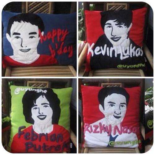 Bikin bantal sesuai keinginan kamu disini. Bisa pakai foto artis/foto kamu sendri,bisa dikasih tulisan. Cek fav kita ya! Kalo mau pesen DM aja.