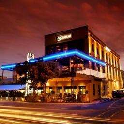 The Chalk Hotel is an iconic Woolloongabba venue with a lively pub atmosphere, Sticks Restaurant and Dust nightclub. It is one of Brisbane's best party venues!