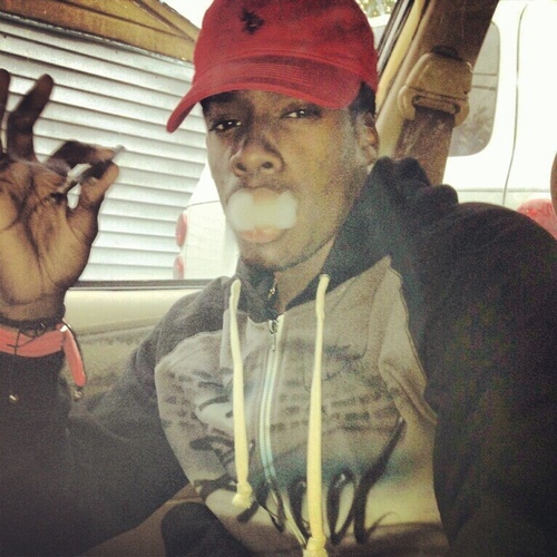 I'm single 6'3 dark skin n love to fuck n smocke n chill