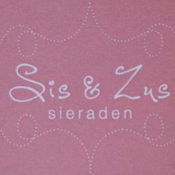 Wij zijn twee creatieve zussen die Sis & Zus sieraden hebben opgericht. Wij maken hand gemaakte sieraden. Betaalbaar, Trendy met de Musthaves van nu!