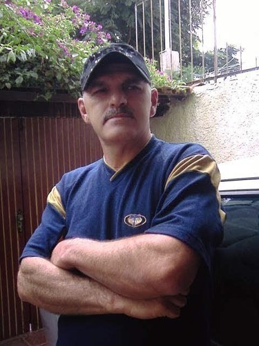 Falar da própria pessoa, é  como dirigir um carro com  destino incerto. Deixemos que as pessoas nos descubram  e o que somos para elas.