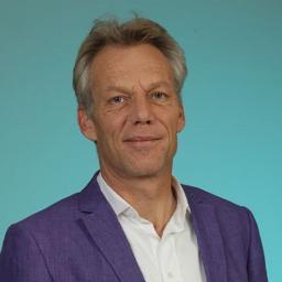 Directeur bij DGMR Industrie, Verkeer en Milieu. Betrokken adviseur op de raakvlakken van de ruimtelijke ordening en milieuthema's.