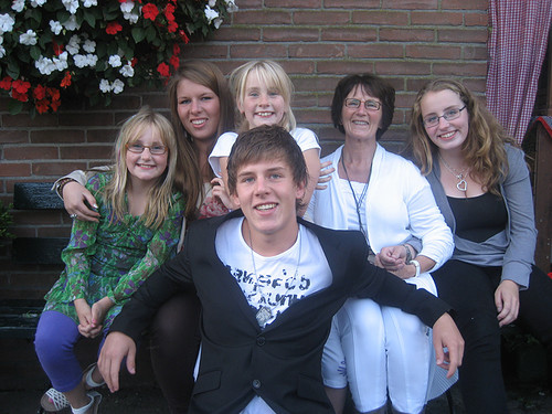 ik houdt veel van feestjes en voetballen en zwemmen en spelen en nartuurlijk mijn bfff en nu zit ik in gr: 8