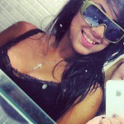 tenho um mundo que é só meu e muitas vezes dou uma esquecida no resto..