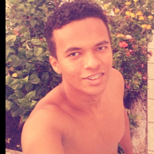 Tenho 19 anos,sou um gαroto como todos os outros,só estou vivendo diαs iguαis,de mαneirαs diferentes e 
αproveito α vidα!  :D :)