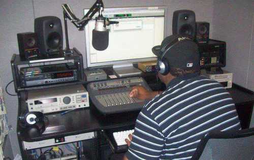 Bank Teller by day,Songwriter/Hip-Hop Artist by night,I make non-believers into believers, R.I.P Dad 05/12/2012 instagram: shawnthe88er