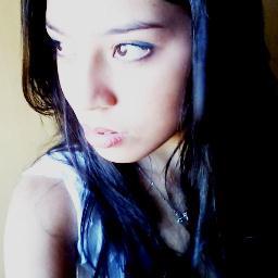 Sou ambiciosa, prática, fofa, observadora, amo festas, prudente, tenho paciência, finjo que canto,  bobona, apaixona por Deus ;)