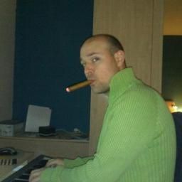 RaulGR77's profile picture. Pedagogo de formación, oficios varios, apasionado de la música y todo lo relacionado con ella, cine por supuesto. Paz a todos los hombres de buena voluntad.