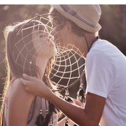 Uma  pessoa que adora sofrer por amor... Frases Fodas seguee? eu sigo de volta?