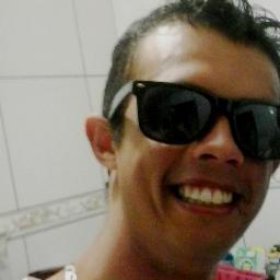 Não me julgue pela roupa que visto ou pela vida que levo, tenho meus motivos ! A vida me ensinou a ser assim e não sou eu quem dito as regras.