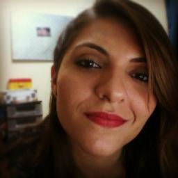 Estudante de publicidade e propaganda; Viciada em café, chocolate e informação.