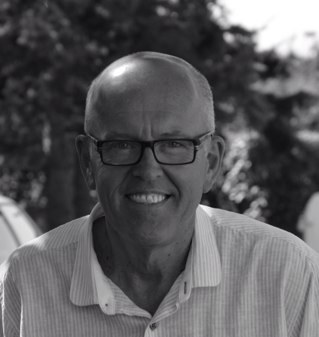 Alla människor vill utvecklas.  Tidigare Borås Stad. Numer pensionär. Fortsätter bildningstemat med folkbildning i styrelsen för Föreläsningsföreningen i Mark.