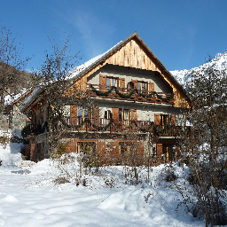 Stylish catered chalet in French Alps, Alp d'Huez region: ski, cycle, hike. Stijlvol gerenoveerd gezellig chalet bij Alpe d'Huez: fietsen, wandelen, skiën.