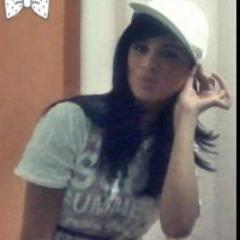 'Não me Chame de seu quase amor.Ou sou tudo ou sou nadaNão suporto meio termos.Sou boba, mas não sou burra. Ingênua, mas não santa.
