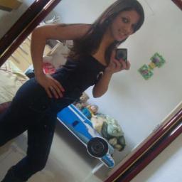 Sou Alegre , Divertida , Apaixonada ... 
Tenho Sonhos , Objetivos ...
'Sou Feliz ... ♫ ♪