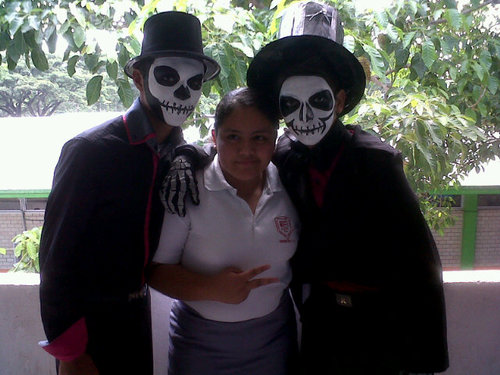 Soy buena onda me gusta estar con mis amigos siganme chicos;)