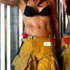 Gogogirl, bargirl, tequileira . Estudante de teatro, possessiva, sonhadora, calma, sonsa, meiga, romantica, baladeira!