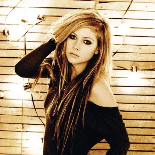 AmazinglyAvril's profile picture. Hey. So it's your boy David here. My dick is bigger than anyone's out there.    Avril is mine. /Don't/ fucking touch her or your fingers will be chopped off.