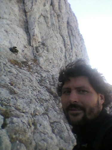 Arquitecte del Penedès passió pel verd de les vinyes i el romànic. Amant dels castells i dels verds.