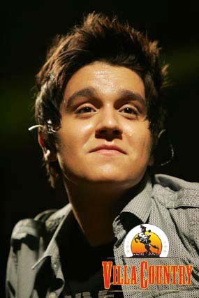 Não há distância pro amor, E se a saudade apertar Procure no céu A estrela que mais brilhar... Ela será vc !(@luansantana)