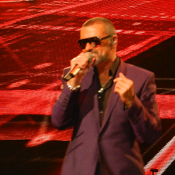 en couple, adoOOOOre surtout  George michael,  un rêve oui.. et voyager un  max.....