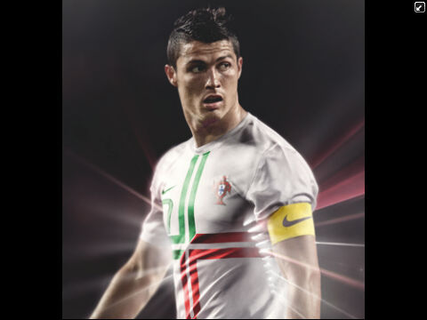 اسمي : كريستيانو رونالدو دوس سانتوس فيرو ، برتغالي الجنسيه ، عمري 27 عآماً ، وسينقل لكم ماقوله باللغه العربيه على هذا الحساب .