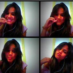 Oiie, Sou Caroline ou melhor #Caáh. A garota que ama ficar meio quietinha no seu canto , mais que também ama dar risadas e estar do lado das pessoas que ama. ;*